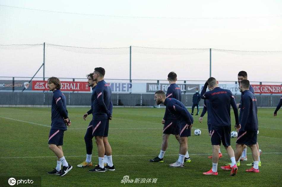 一次进攻演练中，佩里西奇高速插上，用胸部优雅地卸下长传球，为下一步的突破或传中做好准备，尽显锋线尖刀的犀利本色。