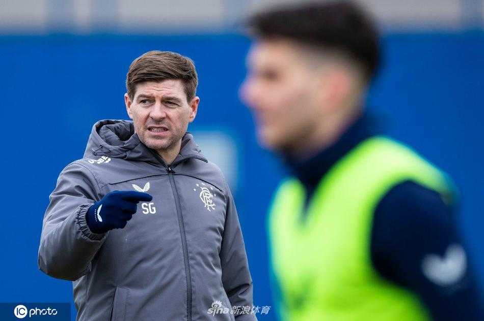 夕阳余晖洒在埃布罗克斯球场的草坪上，光影交织中，静待着新王加冕的荣耀时刻到来。