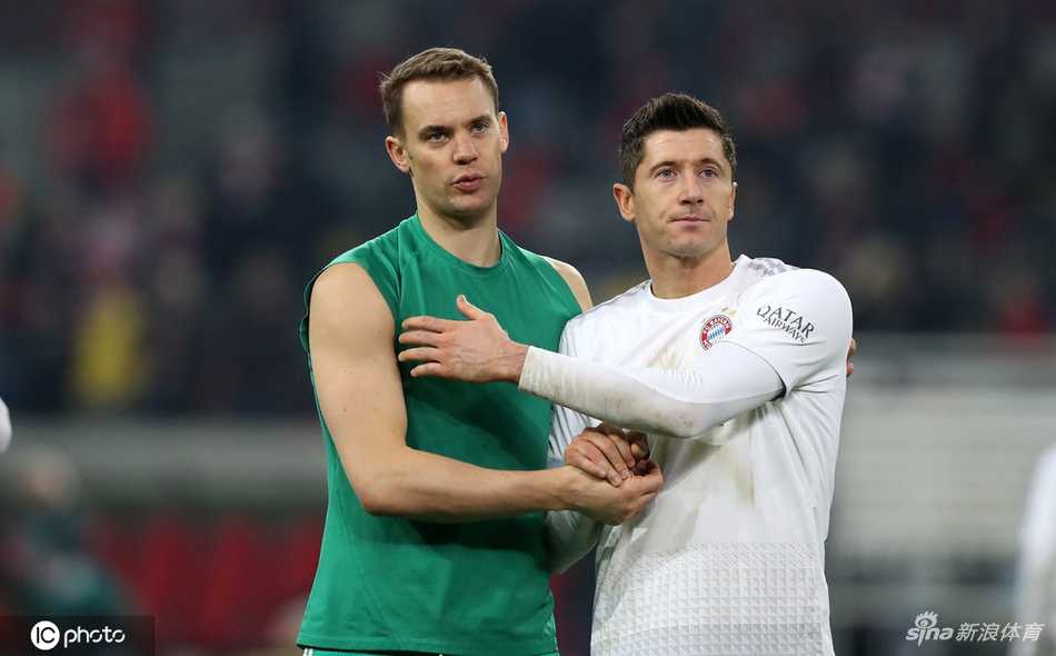 拜仁球员们围在一起激情庆祝进球，主场球迷陷入一片沉寂