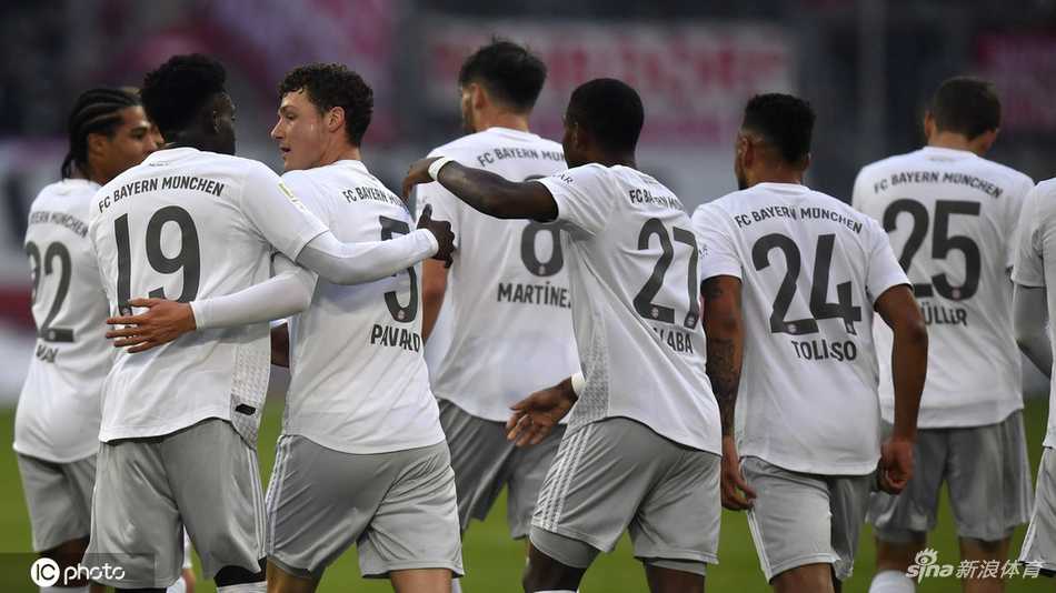 杜塞尔多夫门将奋力侧扑，指尖将拜仁的必进球托出横梁