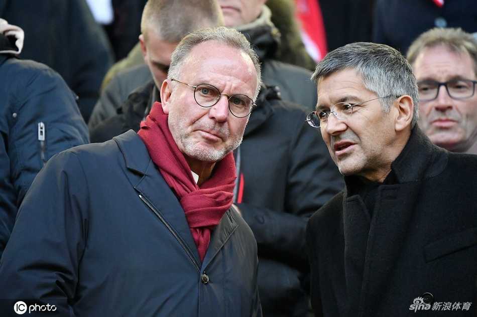 终场哨响后，拜仁球员集体走向客场球迷看台鼓掌致谢