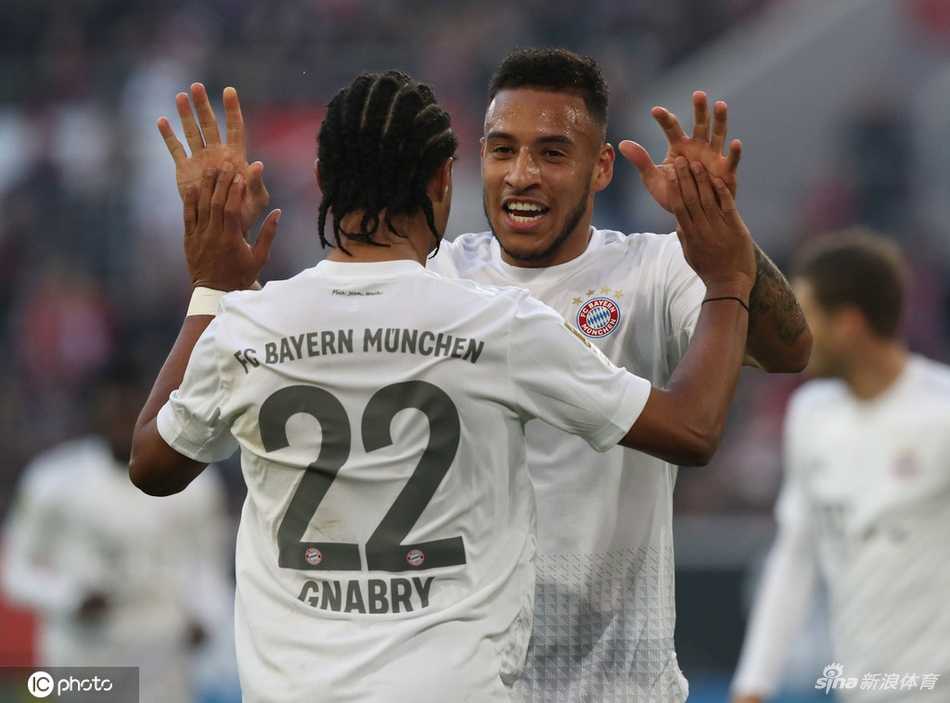 拜仁慕尼黑主教练在场边激情指挥，手势充满力量感