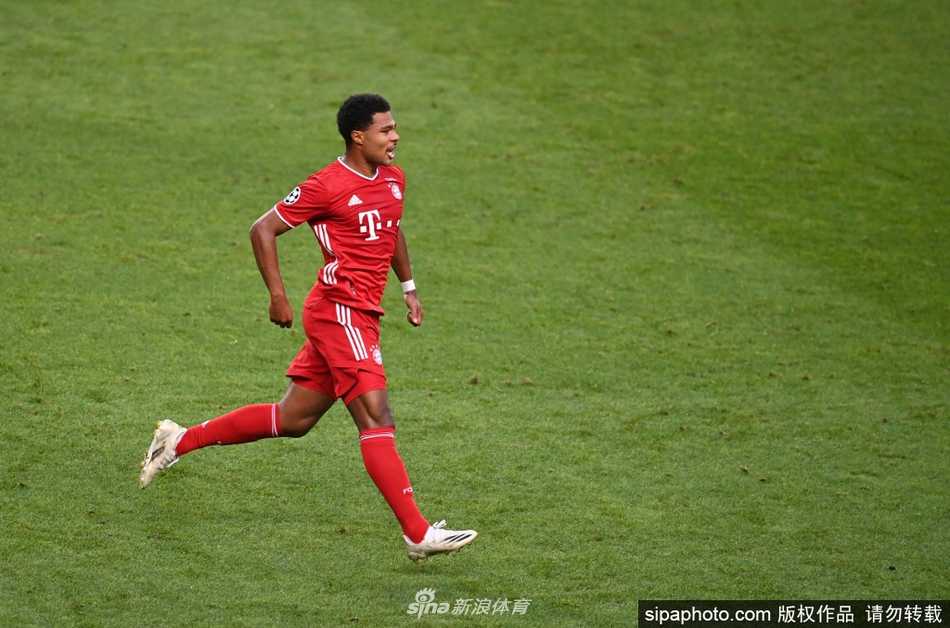 拜仁的安联球场在欧冠夜幕下灯火通明，但看台上空寂无声，原本该是主角的格纳布里只能通过屏幕见证队友们迎战马竞，眼神中充满渴望与不甘。