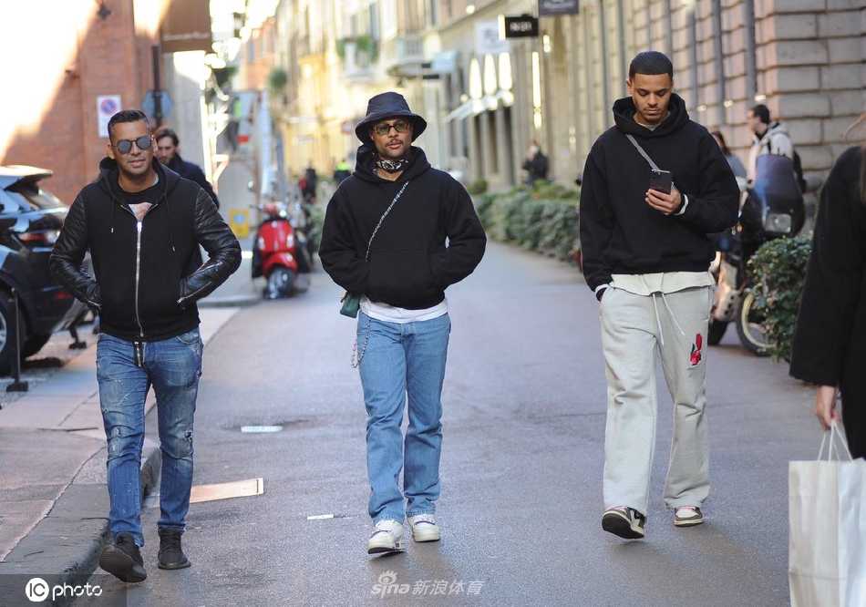 格纳布里身穿简约休闲装，与好友谈笑风生漫步于米兰古朴的街巷，神情轻松自在