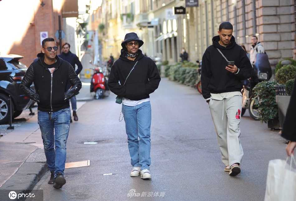 镜头捕捉到格纳布里在餐桌旁露出一抹浅笑，瞬间的温情与日常感拉近了他与所有人的距离