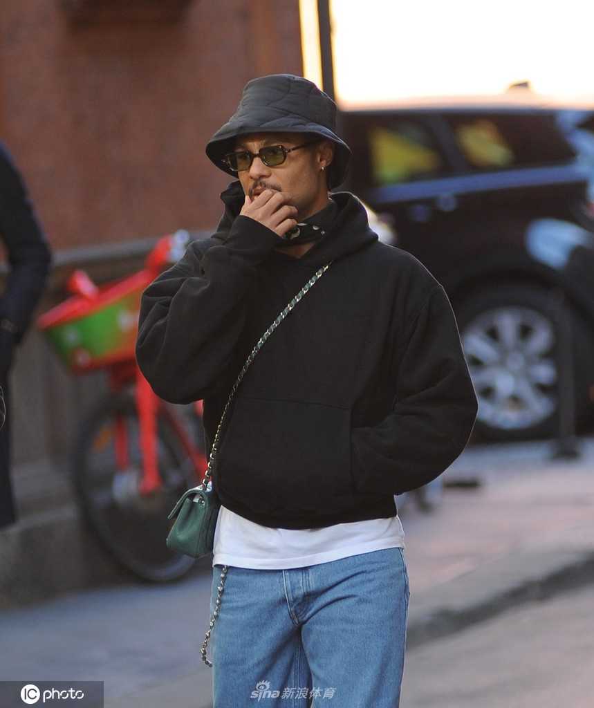 格纳布里与同行好友边走边聊，展现出与赛场上全神贯注截然不同的放松状态