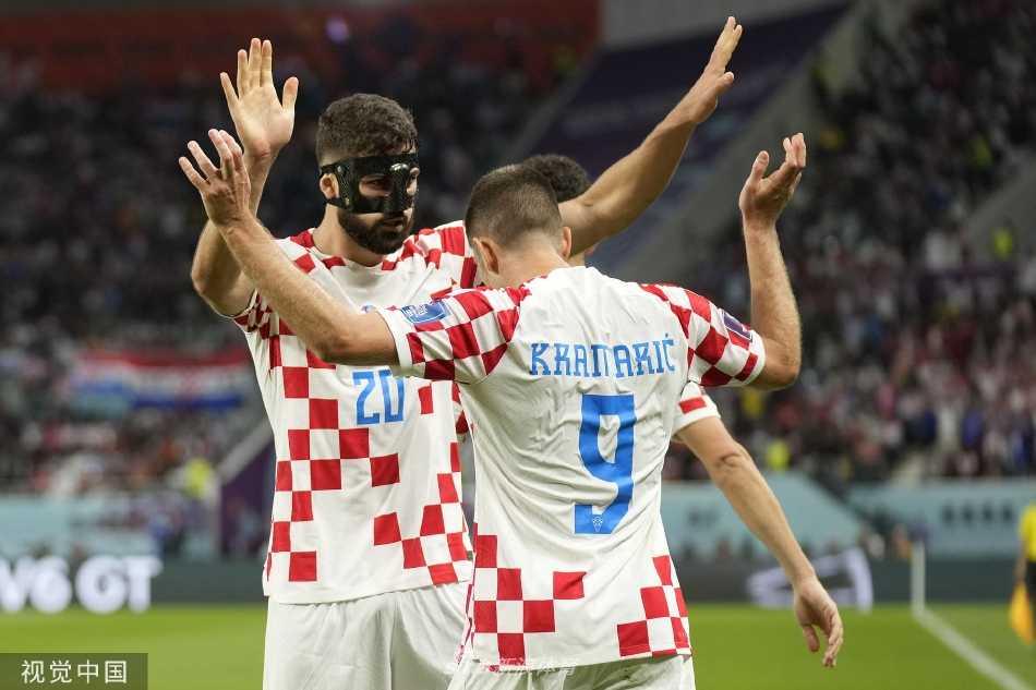 克罗地亚中场核心卢卡·莫德里奇在加拿大球员的贴身围堵中从容控球，他用标志性的冷静梳理着球队的进攻节奏，是格纹军团实现逆转的定海神针。