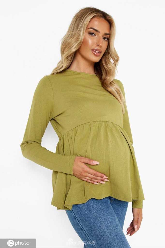 萨沙侧身而立，光影勾勒出其精致面部轮廓与时尚发型，眼神深邃迷人