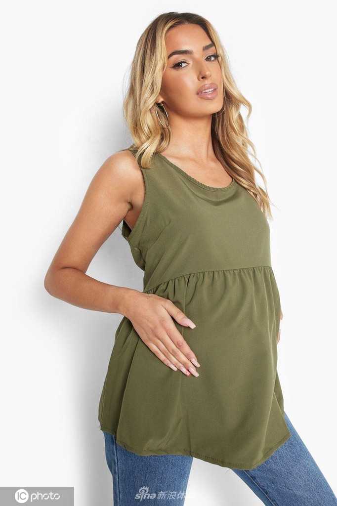 萨沙凝视镜头，身着精致服饰，背景虚化更突显其自信而温柔的神情