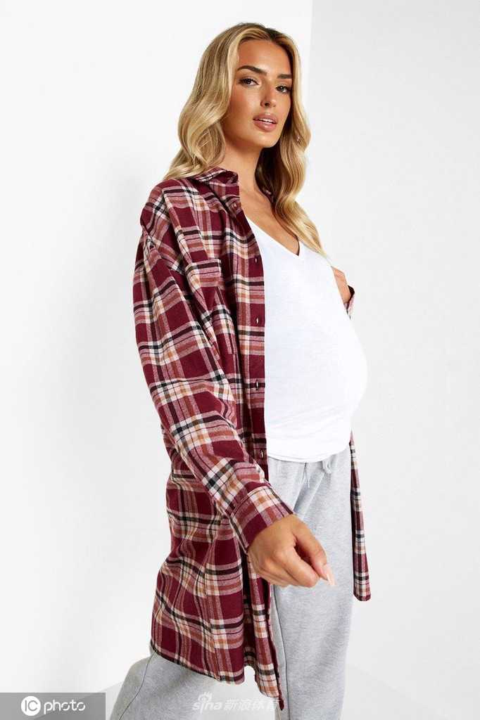 萨沙展现经典黑白风格肖像，眼神坚定有力，散发出独立自信的成熟韵味