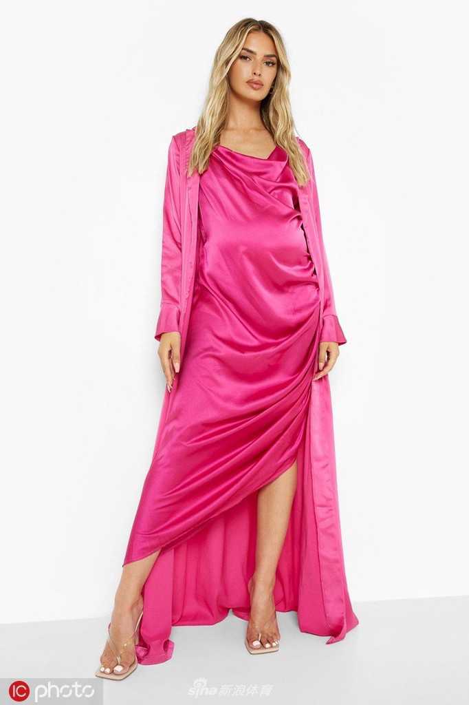 萨沙置身于复古色调场景中，姿态放松自然，流露出慵懒而高级的时尚感