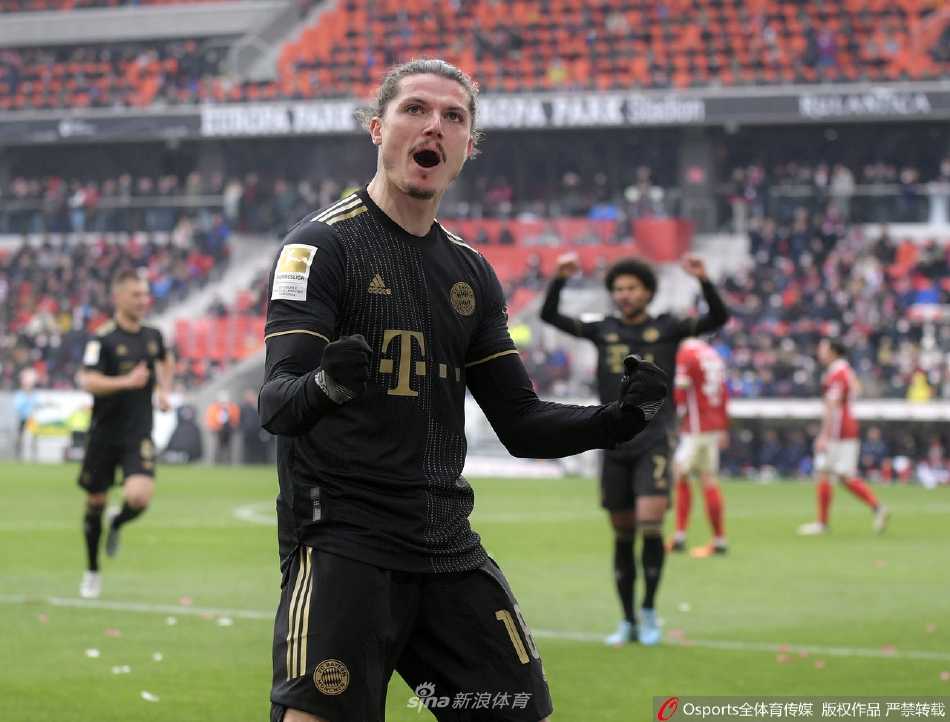 拜仁球员格雷茨卡高高跃起，以一记精准有力的头球攻破弗赖堡球门后，与上前庆祝的队友基米希紧紧相拥。