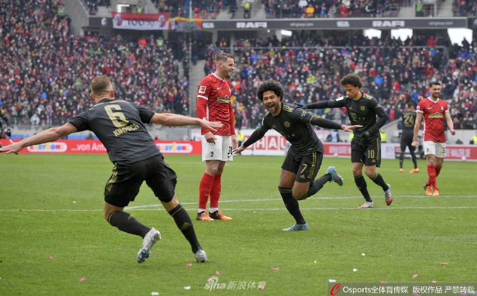 弗赖堡前锋彼得森替补登场后闪电破门，进球后的他张开双臂奔向主场球迷，脸上写满了激动与释放，这是他为弗赖堡打入的第100粒进球。