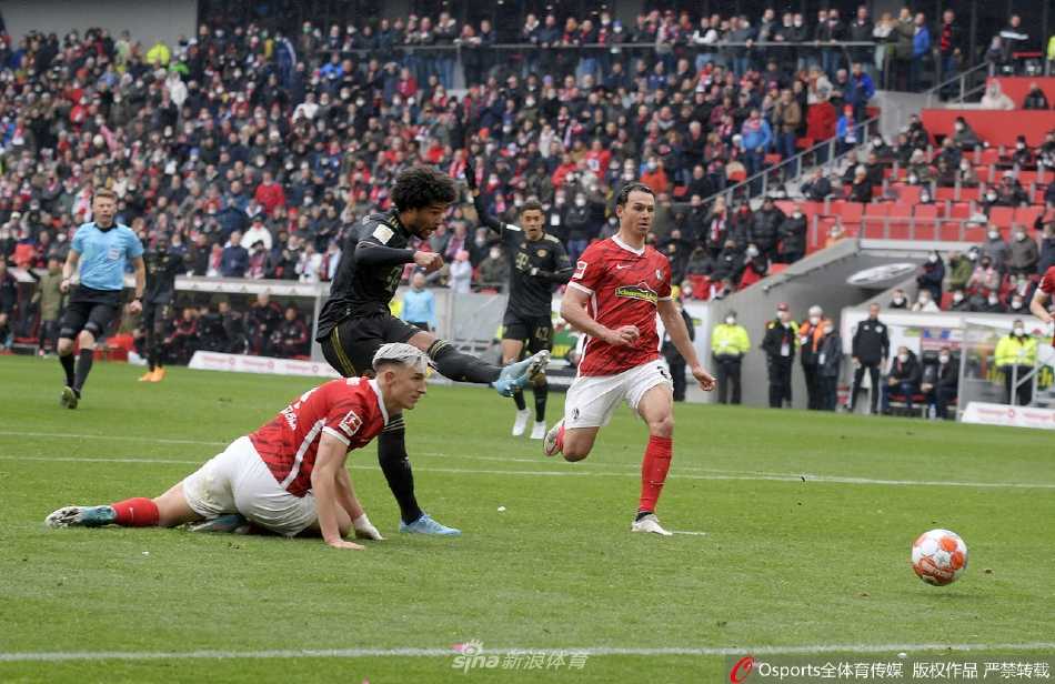 拜仁边锋格纳布里在禁区内轻巧扣过防守球员，面对门将冷静推射远角得手，整个过程一气呵成，尽显射手本色。
