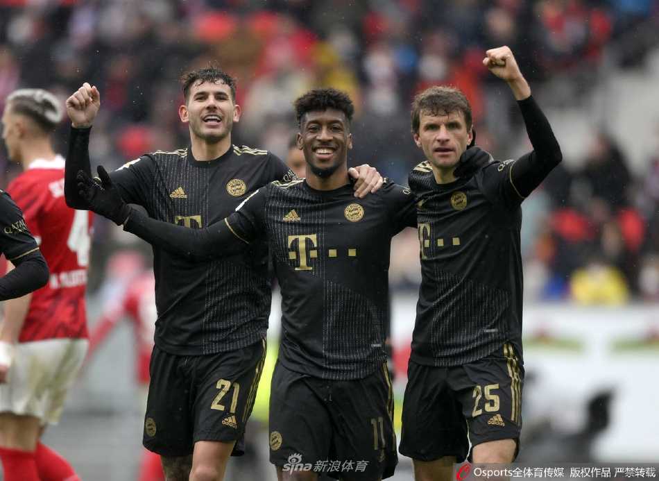 拜仁主帅纳格尔斯曼在场边握拳庆祝，身后的替补席一片欢腾，这场胜利让他们在积分榜上的领先优势扩大到九分。