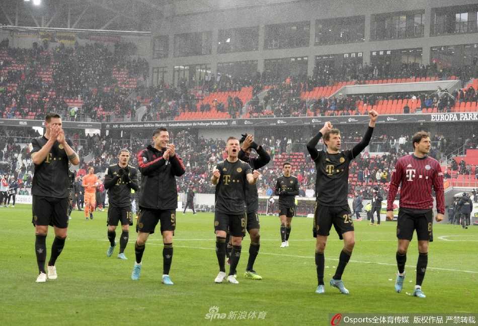 拜仁边锋科曼在禁区外接后场长传，稍作调整后轰出一记势大力沉的世界波，皮球直挂球门死角，门将只能望球兴叹。