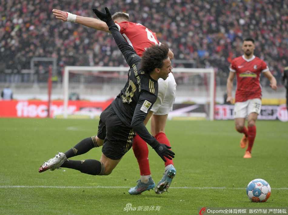 比赛结束后，拜仁众将在客场球迷看台下围成一圈庆祝胜利，队长诺伊尔挥舞手臂，全队洋溢着团结与喜悦的气氛。