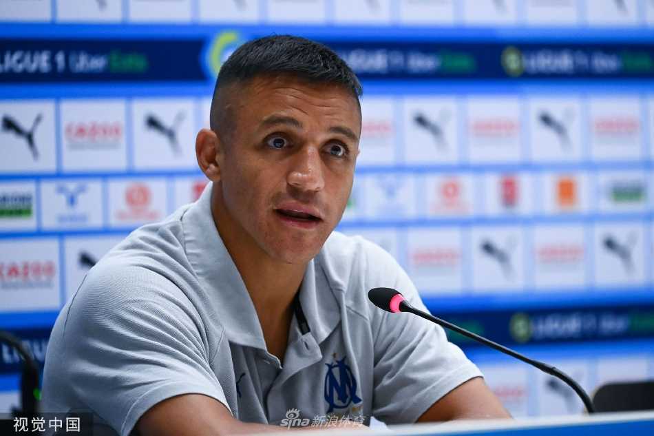 桑切斯举起印有自己名字的马赛队球衣，向镜头展示，脸上洋溢着加盟新球队的喜悦与自豪。