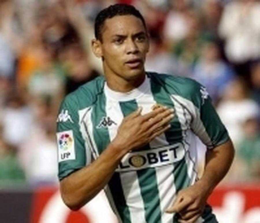 年轻的里卡多·奥利维拉首次披上巴西国家队战袍，眼神中充满了对未来的憧憬与坚定。