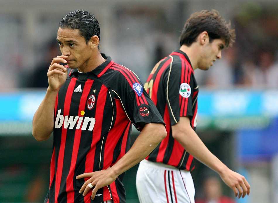 奥利维拉在J联赛中带球突破，对手只能无奈地跟在身后，他的桑巴步伐依然灵动而致命。