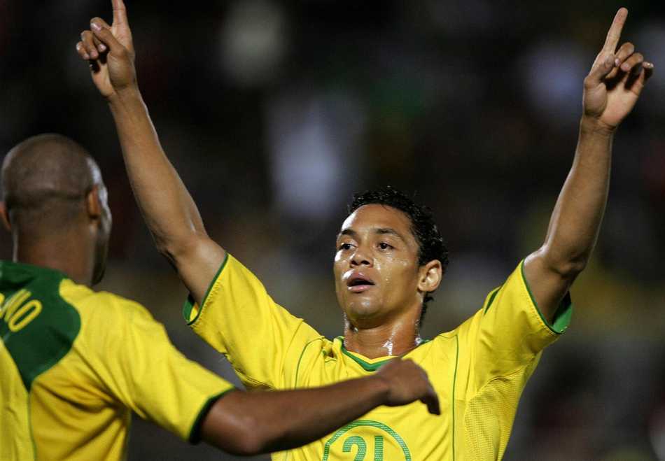 奥利维拉在阿尔瓦斯尔队比赛中高高跃起，以一记强有力的头球攻门，展现了他在禁区内的统治力。