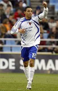 身披黄衫的奥利维拉在训练中露出标志性的微笑，享受着为国家队效力的每一刻荣光。