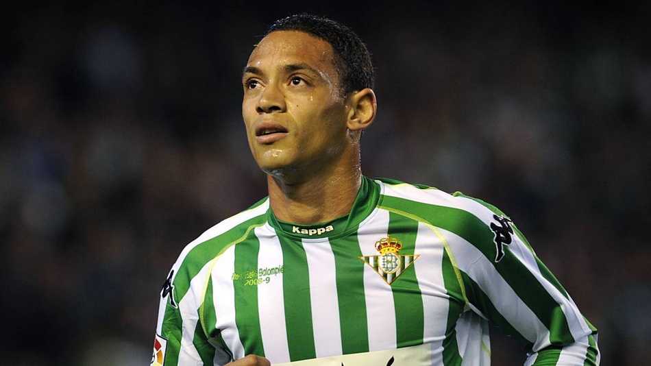 面对镜头，奥利维拉露出孩子般纯真的笑容，这份对足球最原始的热爱伴随他走过了整个职业生涯。