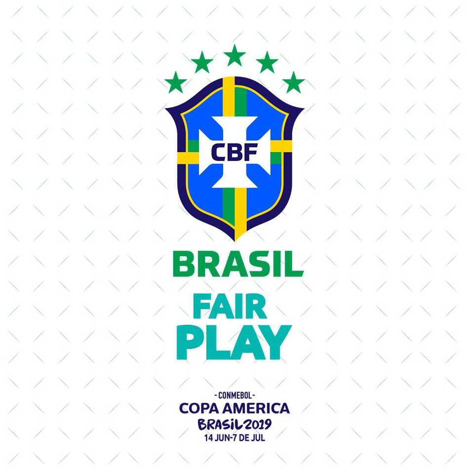 桑巴军团书写辉煌篇章:巴西队横扫2019美洲杯全部大奖 阿尔维斯面带微笑,单手举起最佳球员奖杯,眼神中透露出老将的沉稳与坚定,这座金球奖是对他场上领袖气质和卓越表现的最佳褒奖。