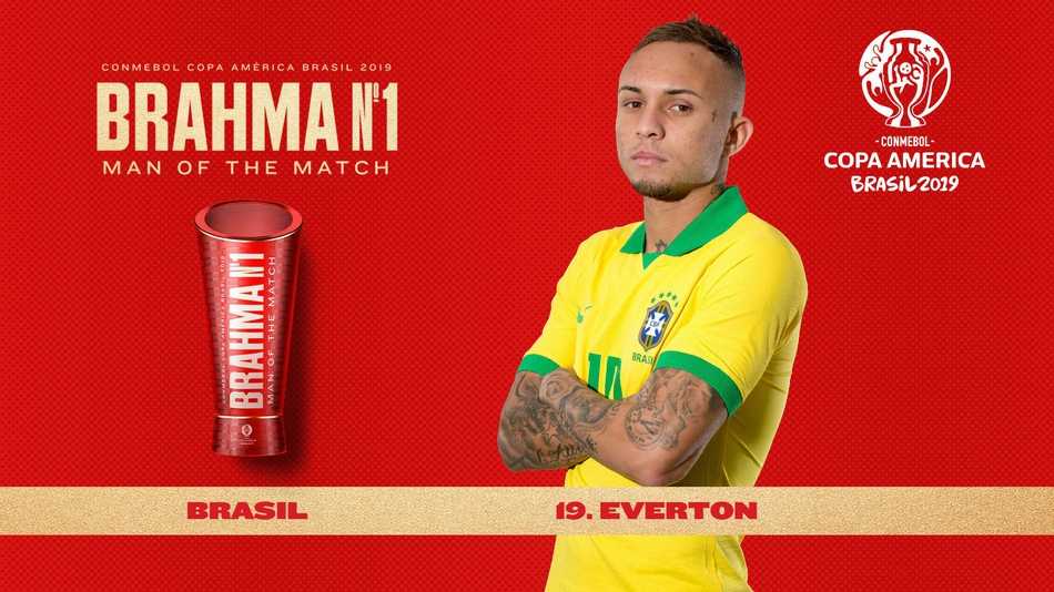 桑巴军团书写辉煌篇章:巴西队横扫2019美洲杯全部大奖 阿利松高高跃起,双拳将球击出禁区,他的表情专注而果敢,身前的草皮溅起水花,完美定格了这位金手套得主在门前的统治力。