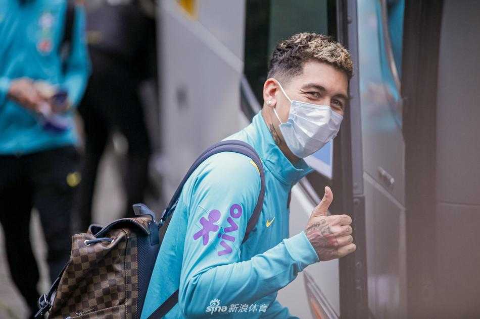 酷炫的球队大巴旁，一名巴西队工作人员正小心翼翼地整理着堆成小山的行李，每一件行李箱都贴满了象征着五星荣耀的队徽贴纸，这些装备将陪伴将士们在战场上厮杀。