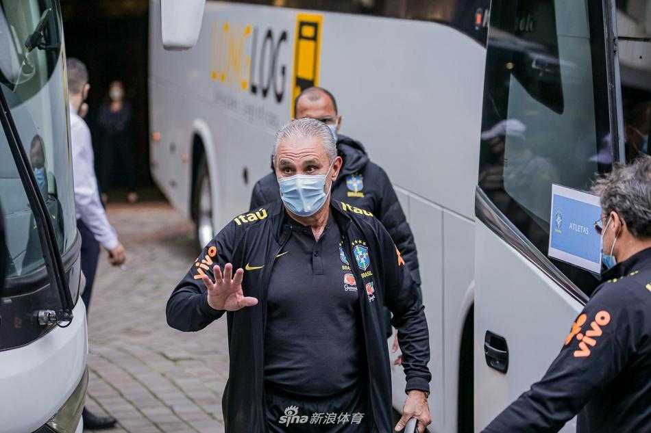 舷梯之下，一位巴西球星在登机前回眸一望，身后的阳光将他身上的号码照得发亮，这一眼仿佛是在向国内送行的球迷承诺，必将从客场带回胜利的捷报。