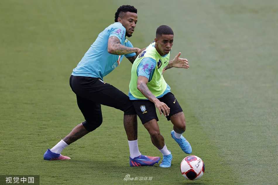 训练场上，巴西队主教练蒂特神情专注地站立，双臂环抱，目光如炬地注视着场内的攻防演练，仿佛一位运筹帷幄的将军正在审视自己的精兵强阵。