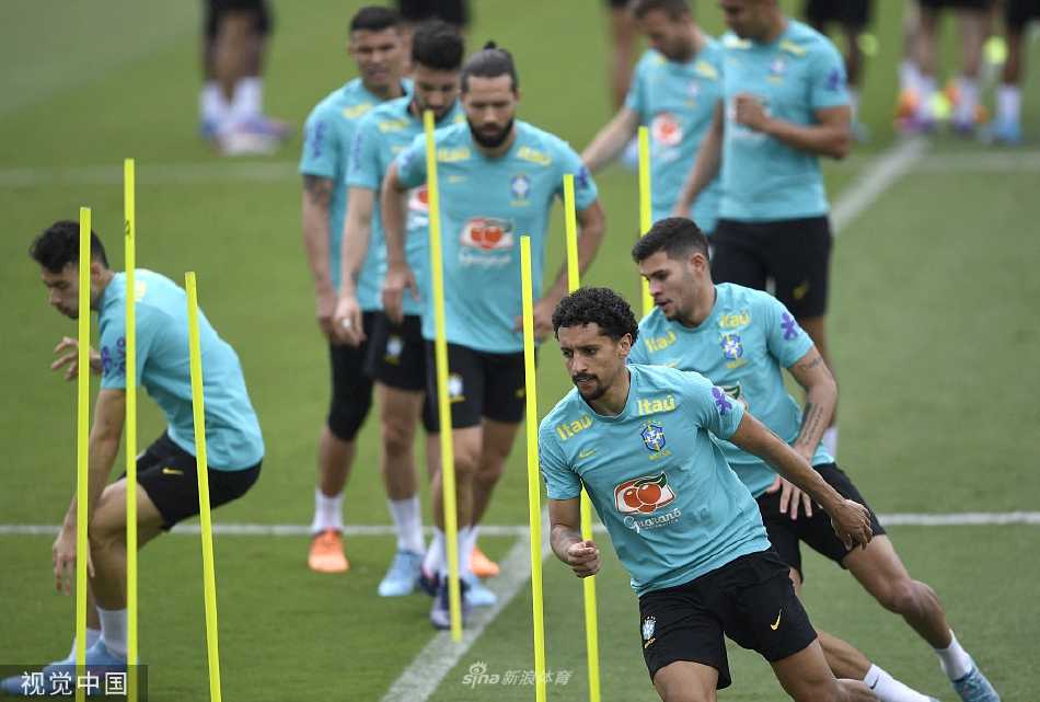 绿茵场上，巴西队球员围聚在主教练蒂特身边，全神贯注地聆听战术讲解，团队的凝聚力与对胜利的渴望在专注的眼神中表露无遗。