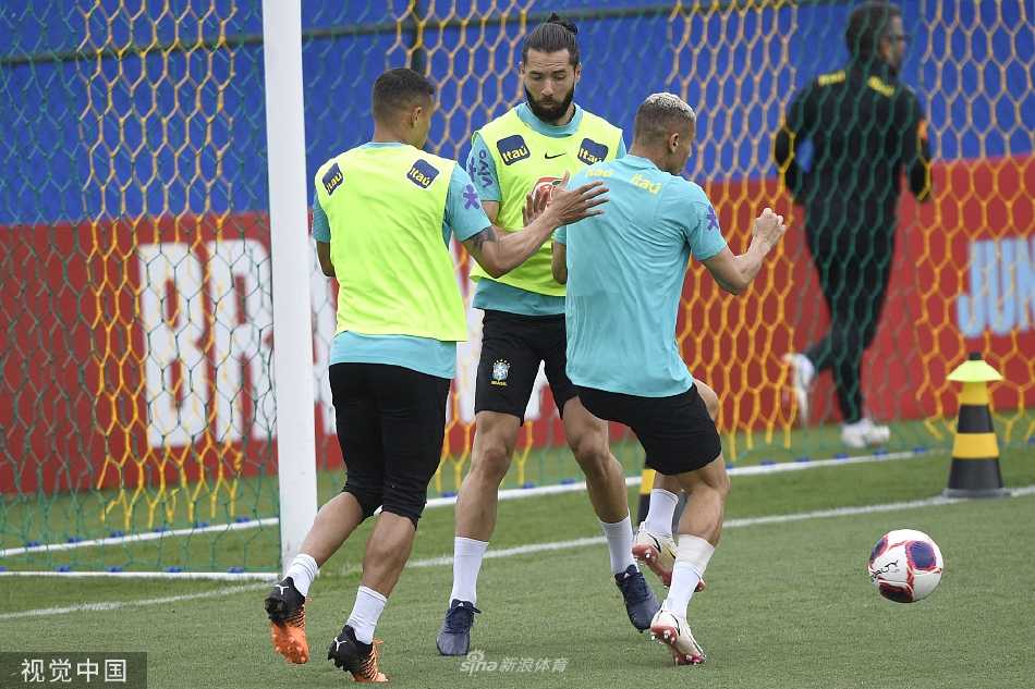 训练间隙，巴西队球员们相互击掌鼓劲，笑容洋溢在脸上，轻松愉快的氛围体现了球队内部良好的化学反应与团结一心奔向共同目标的决心。