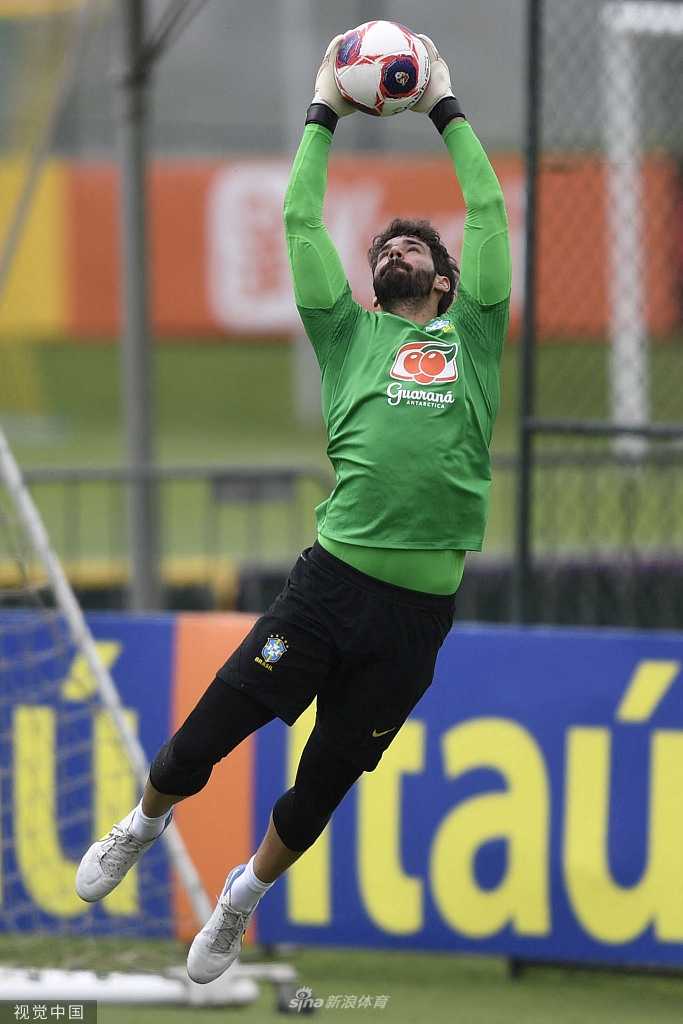 一名巴西队进攻球员在训练中带球高速突进，动作流畅飘逸，如桑巴舞步般灵动，展现出巴西足球特有的艺术美感与冲击力。