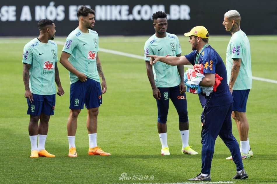 两名巴西队攻击手在禁区前沿进行精妙的二过一配合，一人送出直塞瞬间，另一人已心领神会启动前插，防守球员奋力回追，电光石火间尽显进攻智慧。