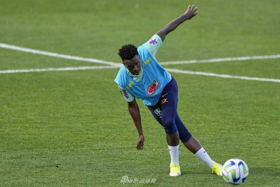 训练结束后，球员们并未立即离场，而是三三两两进行加练，或练习任意球，或相互进行传球游戏，夕阳余晖为绿茵场披上一层金色，画面温馨而充满斗志。