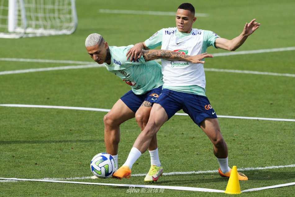 守门员飞身侧扑，身体完全舒展开来，手臂奋力伸向球门死角，试图封堵一记角度极为刁钻的劲射，瞬间的爆发力与守护球门的决心展露无遗。