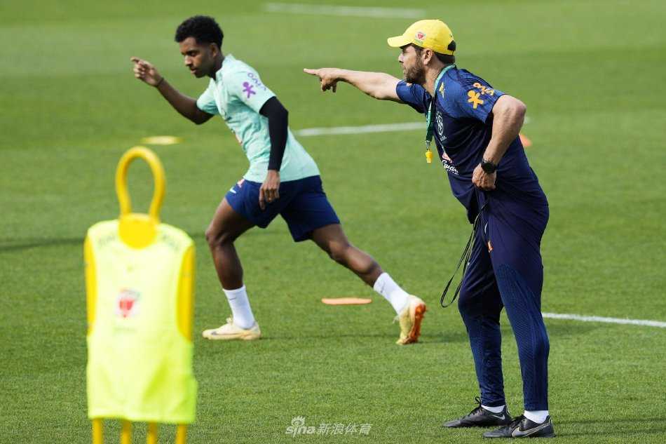 全队集结聆听主教练训话，队员们搭着彼此肩膀，围成一个紧密的圆圈，黄色战袍汇聚成团结的象征，主帅在圈中激情演讲，为次日之战做最后动员。