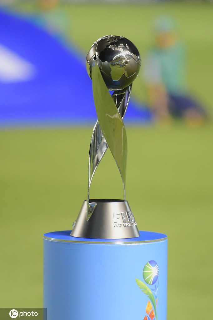 颁奖台上，卡福和罗纳尔多慈爱地注视着年轻的巴西球员们欢庆胜利，背景是漫天飞舞的金色纸屑，两位传奇的目光中满是骄傲与温柔，仿佛在无声地祝福这些后辈：未来是属于你们的。