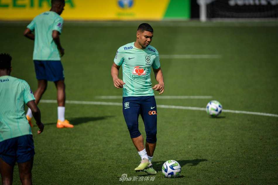 球员进行高速带球突破，身影在阳光下拉出动态的虚影，彰显速度与力量的结合