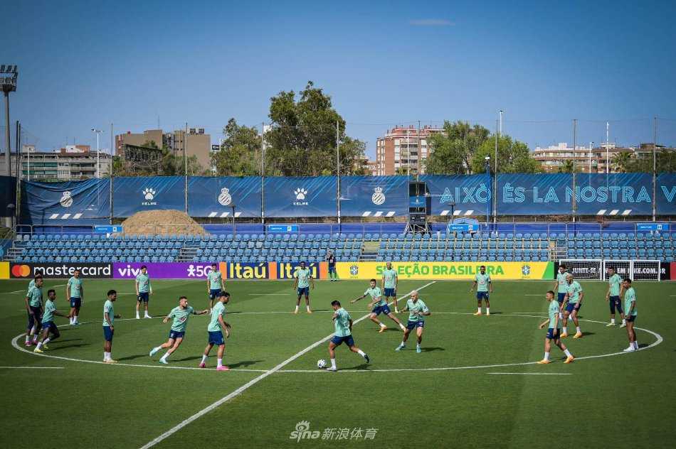 全队围成一圈聆听教练战术布置，专注的眼神中凝聚着对胜利的共同渴望