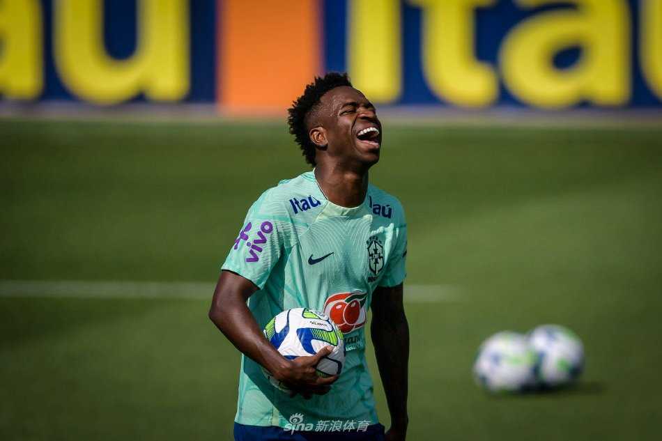 巴西队教练在场边专注指导，战术板上的线条仿佛描绘着即将到来的比赛蓝图