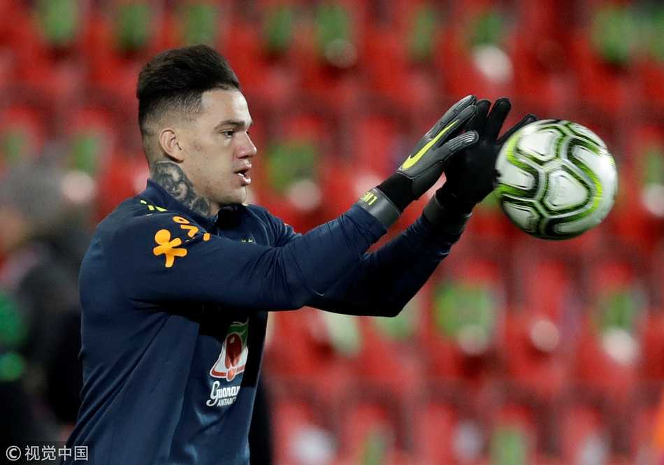 埃德森在球门前全神贯注地热身，每一次伸展和扑救都为随后可能的登场做好了万全准备。