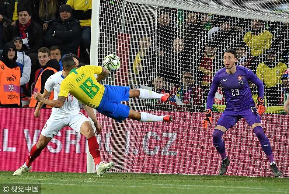 阿兰在捷克禁区前沿高高跃起，完成一记势大力沉的头球攻门，展现了桑巴军团扳平比分的渴望。