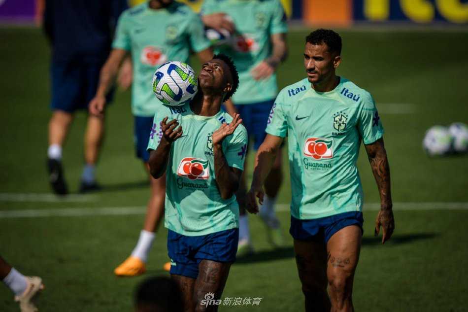 训练结束后球员边走边交流，夕阳下的背影与长长影子交织出充满故事感的画面