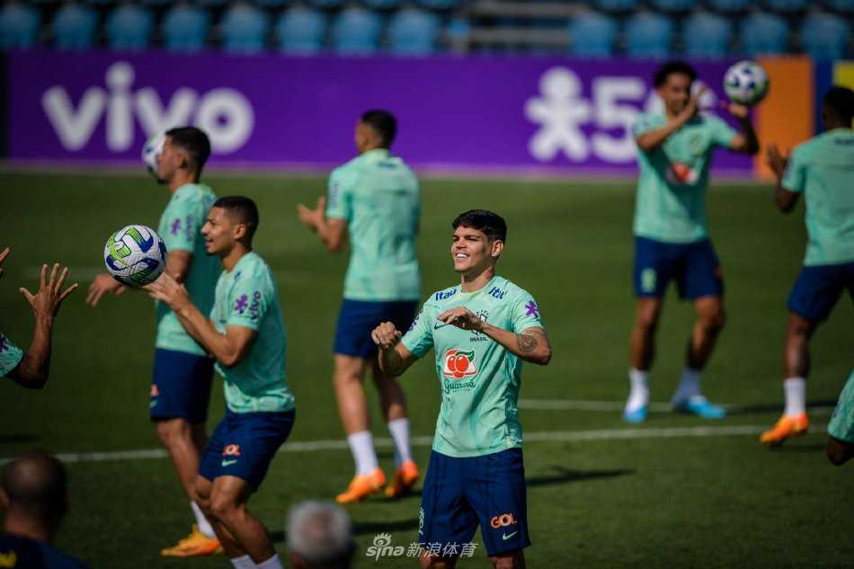 两名球员在训练中进行一对一对抗，肌肉紧绷的瞬间展现出顶级运动员的对抗强度