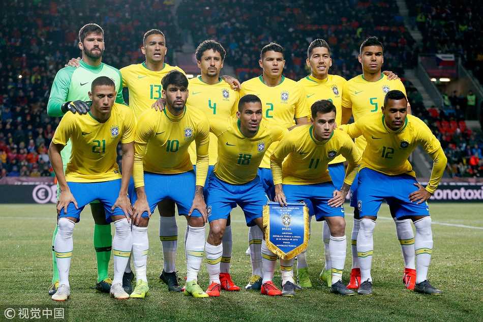 巴西队首发十一人赛前合影，他们神情坚毅，预示着这将是一场充满挑战的硬仗。