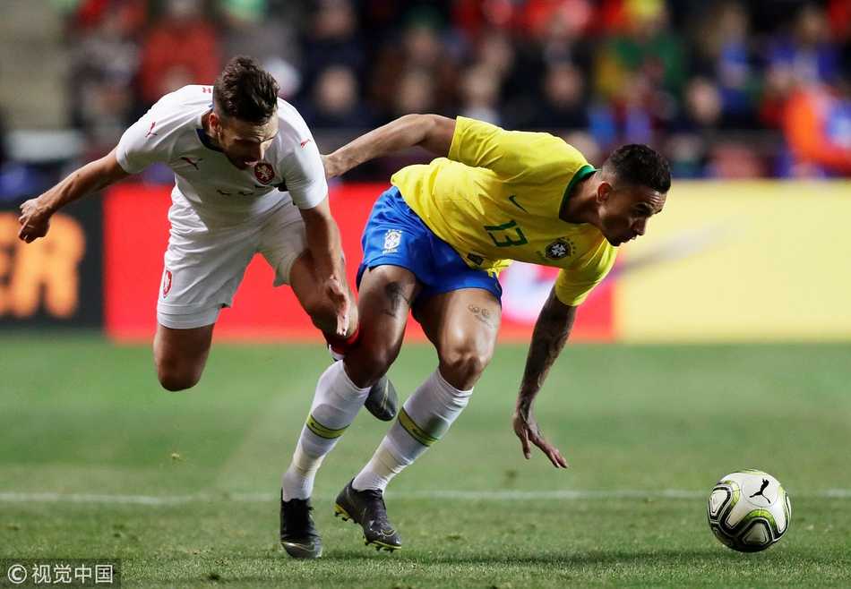 达尼洛在边路与捷克球员展开激烈拼抢，他重心下沉，眼神专注，寸土不让。