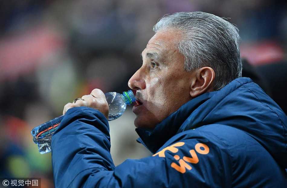 内雷斯在边路拿球时心情不错，他灵巧地盘带过人，为随后助攻热苏斯逆转埋下伏笔。